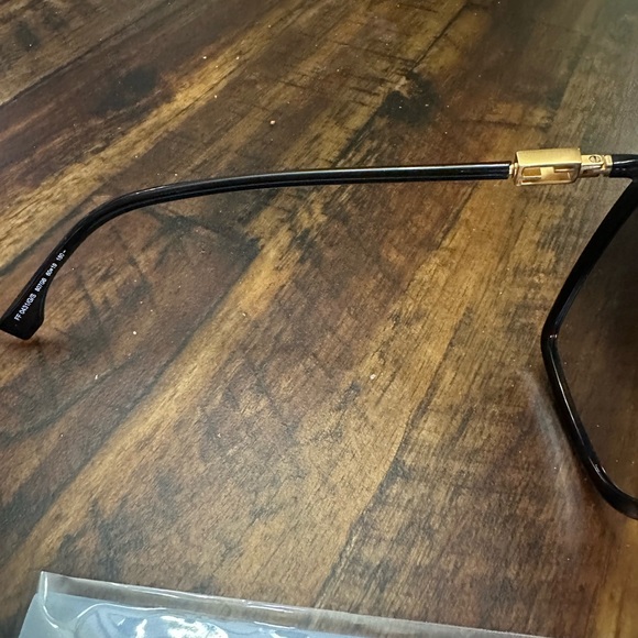 Fendi Oversized Sunglasses - Picture 6 of 10